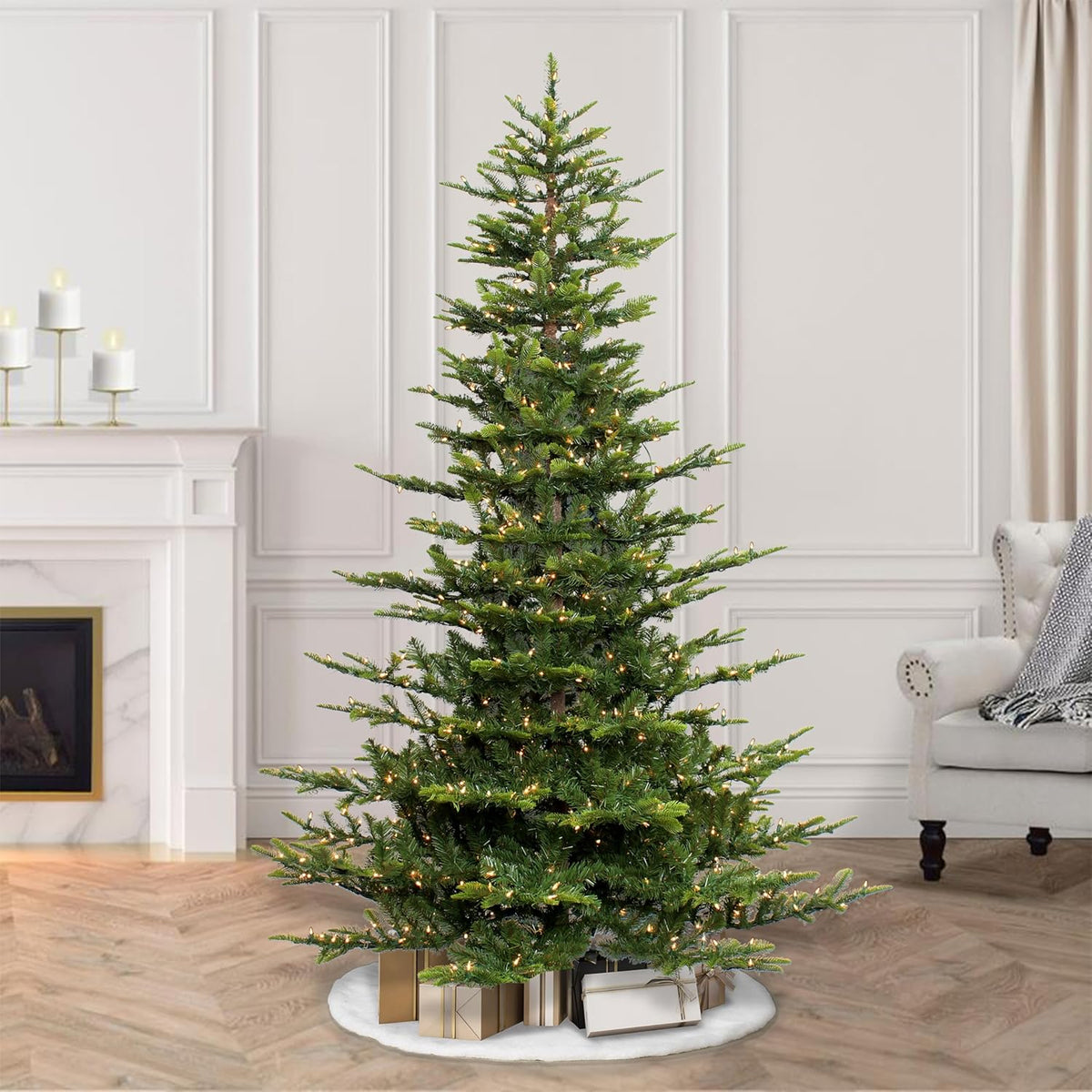 7.5 Foot Pre-Lit Artificial Christmas Tree with 700 Clear Lights D4682