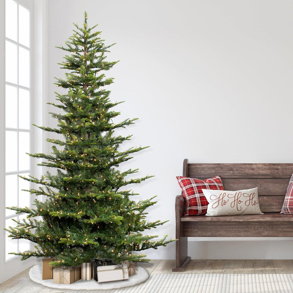7.5 Foot Pre-Lit Artificial Christmas Tree with 700 Clear Lights D4682