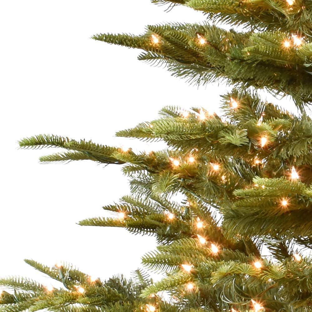 7.5 Foot Pre-Lit Artificial Christmas Tree with 700 Clear Lights D4682
